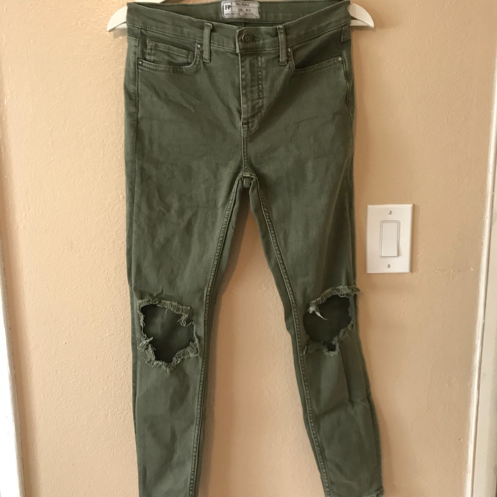 Busted knee skinny jeans **HOLD**